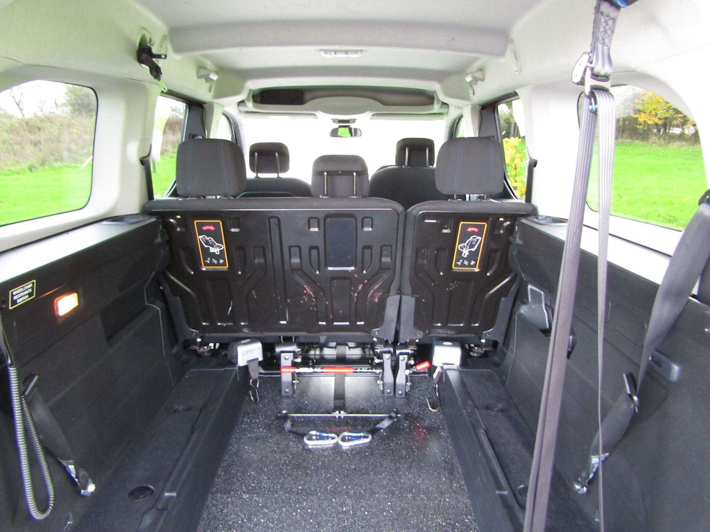 
								Peugeot Rifter full									