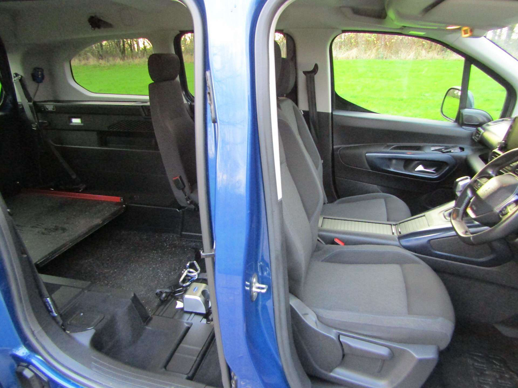 
								Peugeot Rifter full									