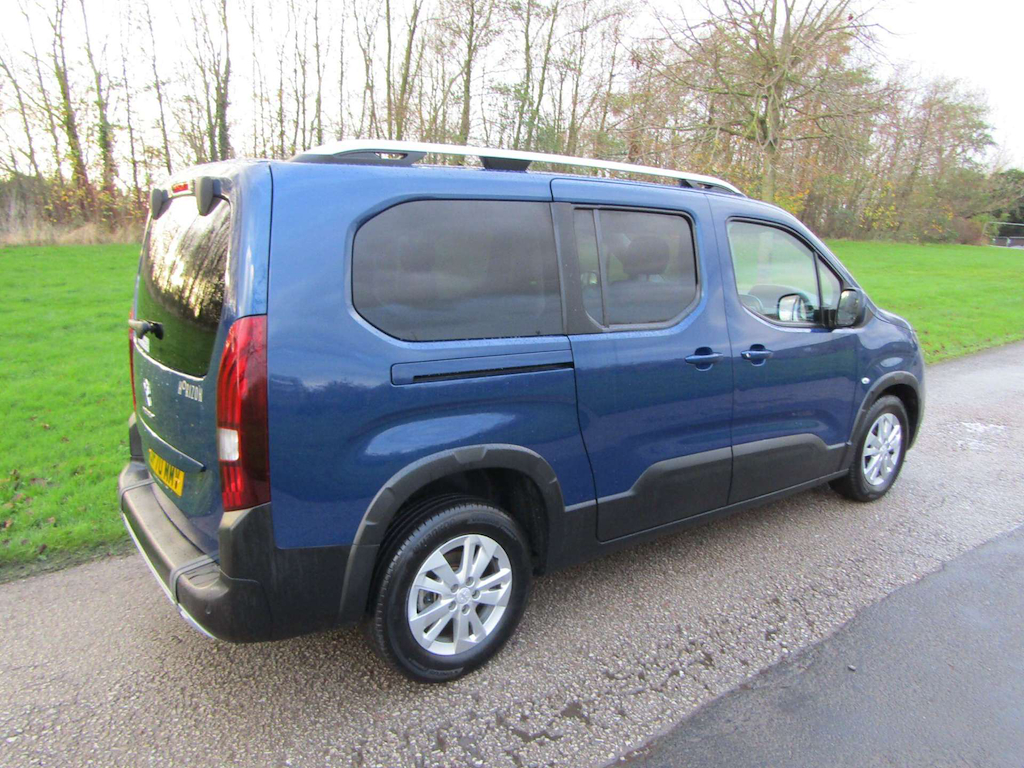
								Peugeot Rifter full									
