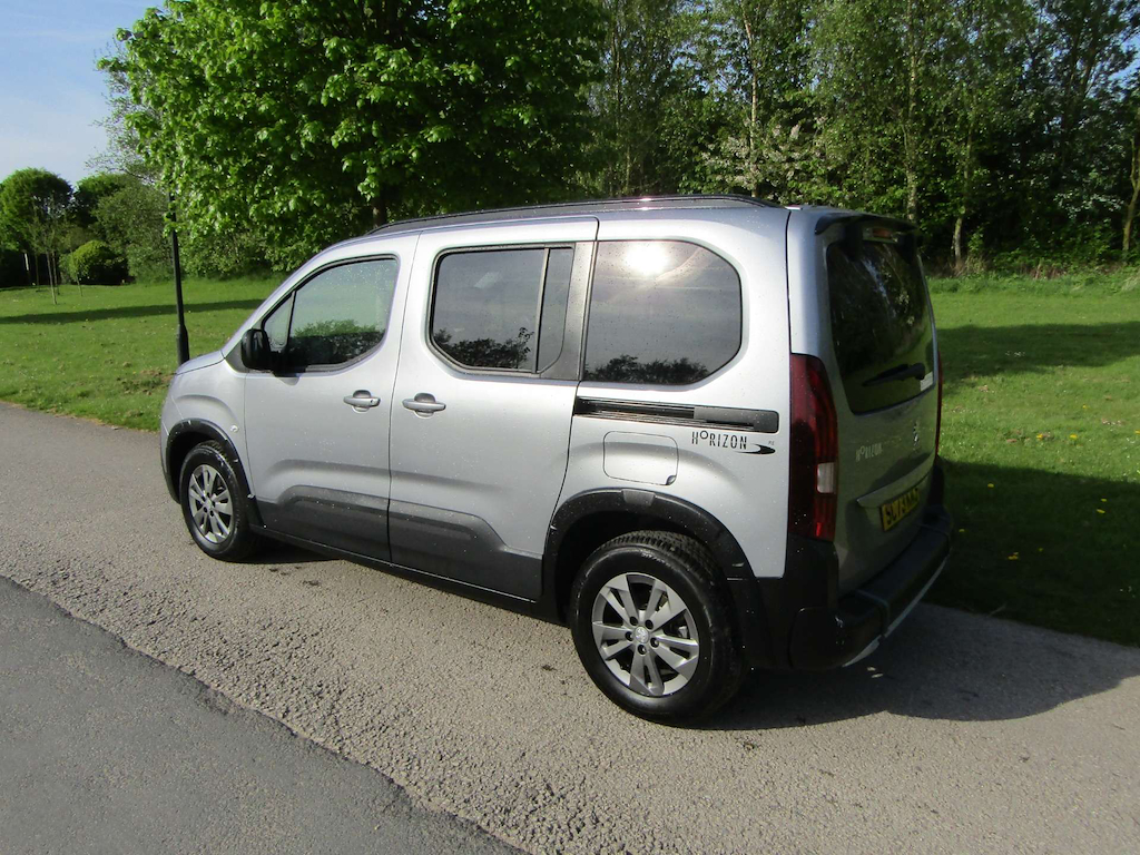 
								Peugeot Rifter full									
