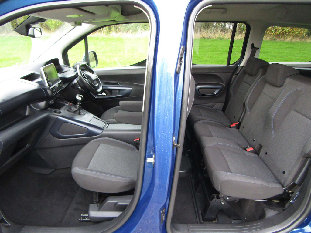 
								Peugeot Rifter full									