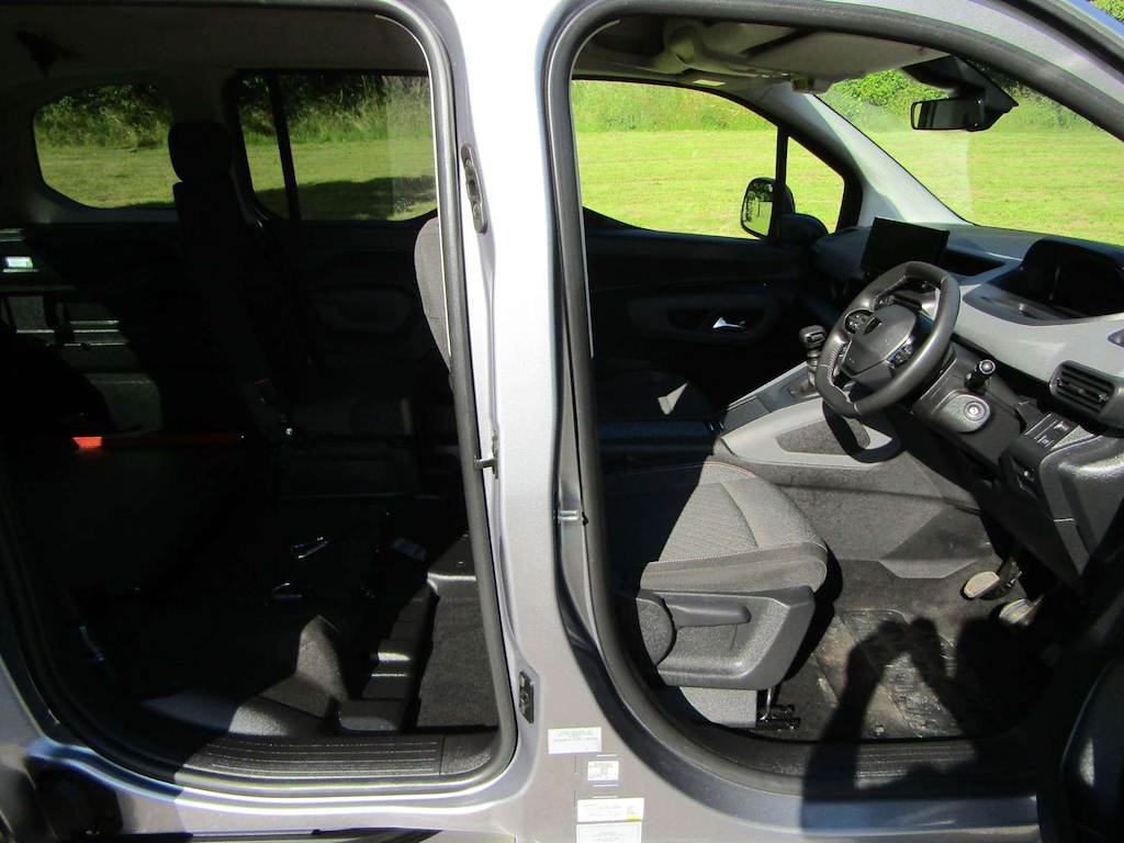 
								Peugeot Rifter full									