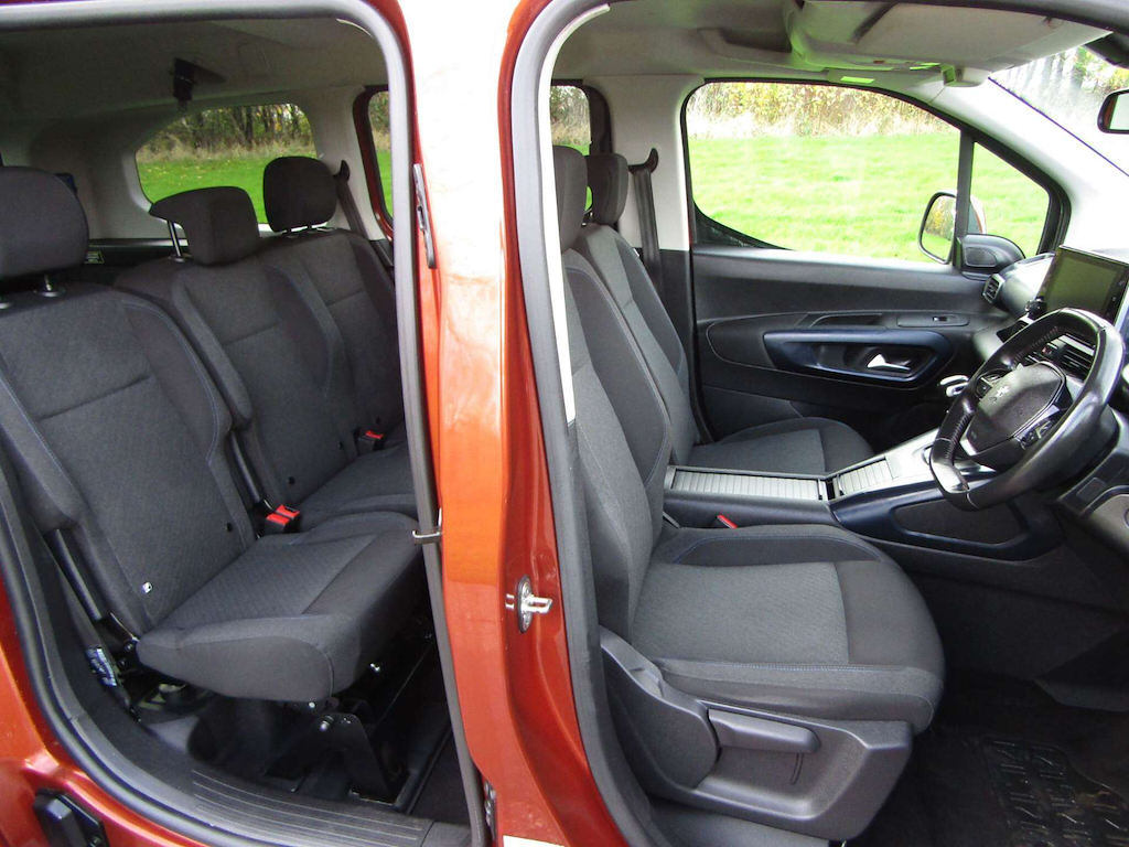 
								Peugeot Rifter full									