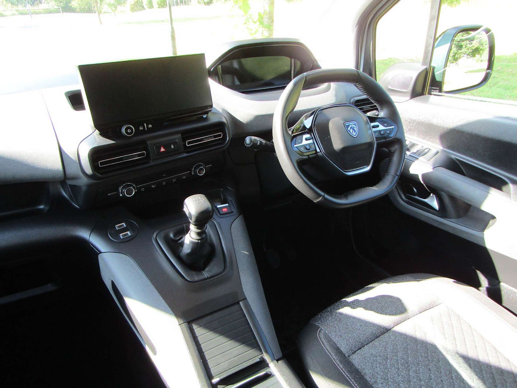 
								Peugeot Rifter full									