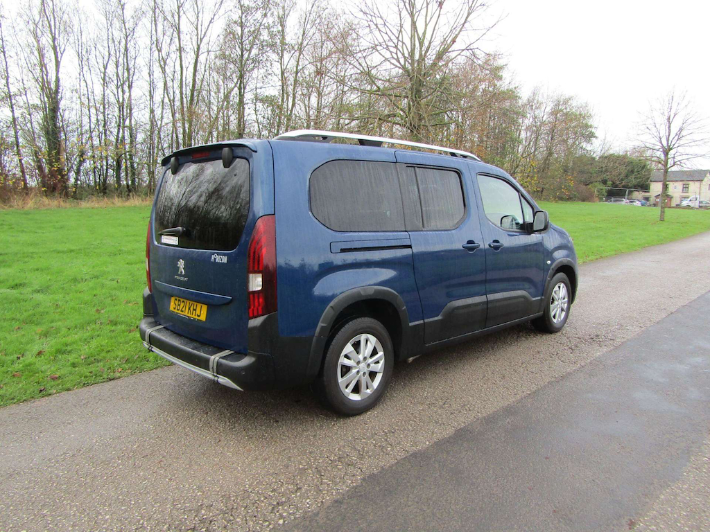 
								Peugeot Rifter full									