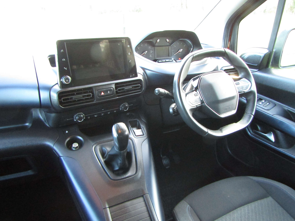 
								Peugeot Rifter full									