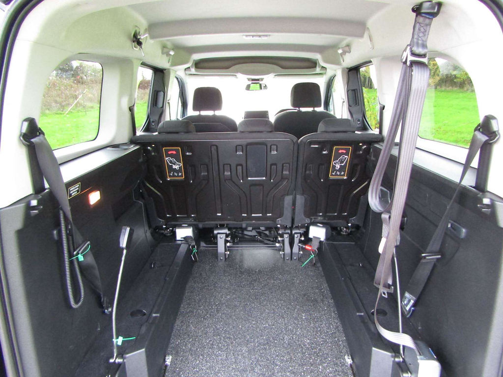 
								Peugeot Rifter full									