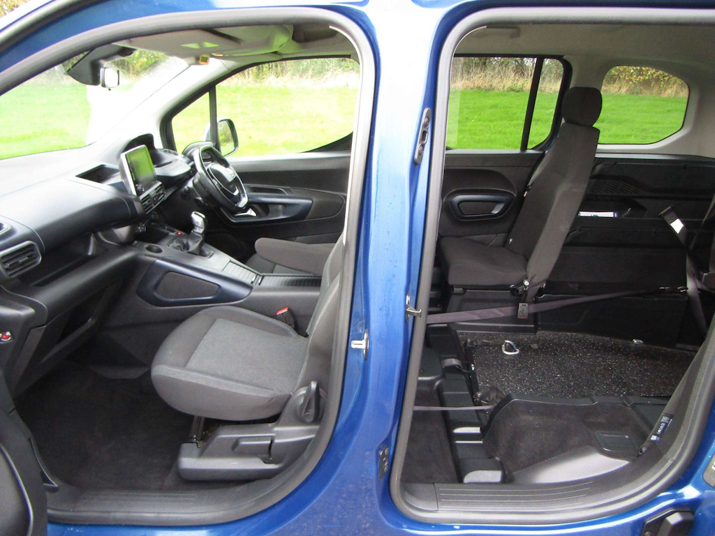 
								Peugeot Rifter full									