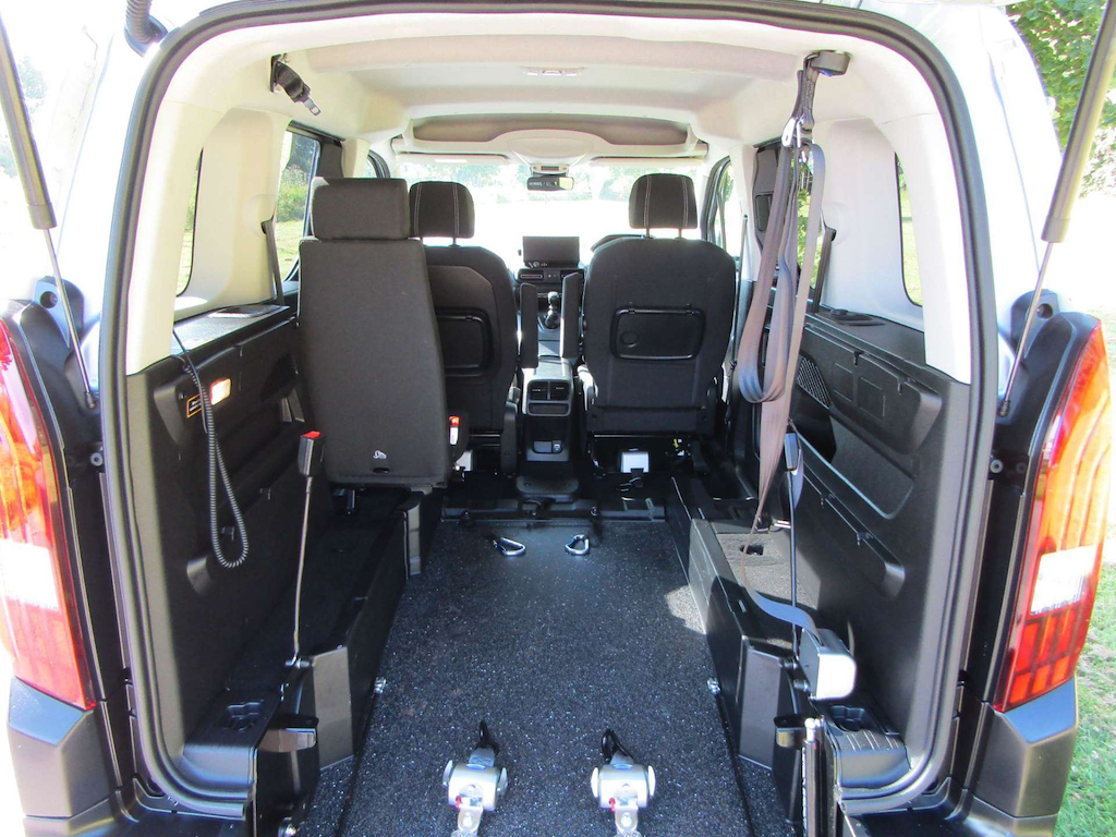 
								Peugeot Rifter full									