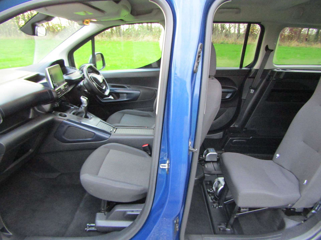 
								Peugeot Rifter full									