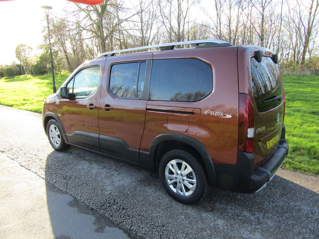 
								Peugeot Rifter full									