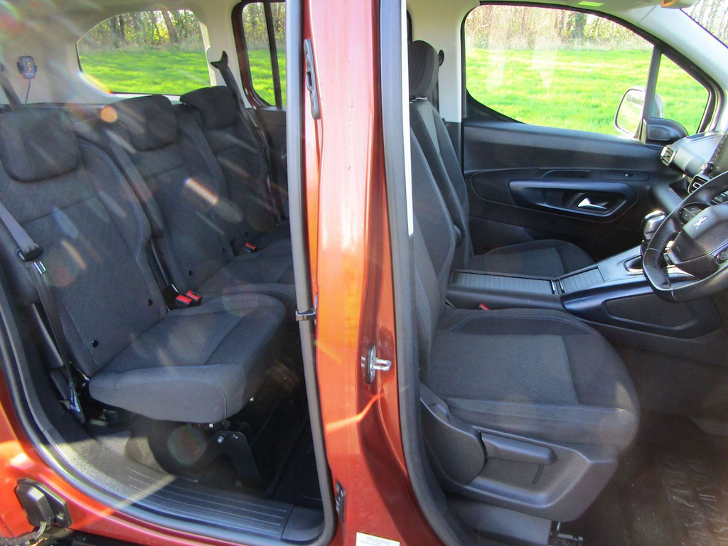 
								Peugeot Rifter full									
