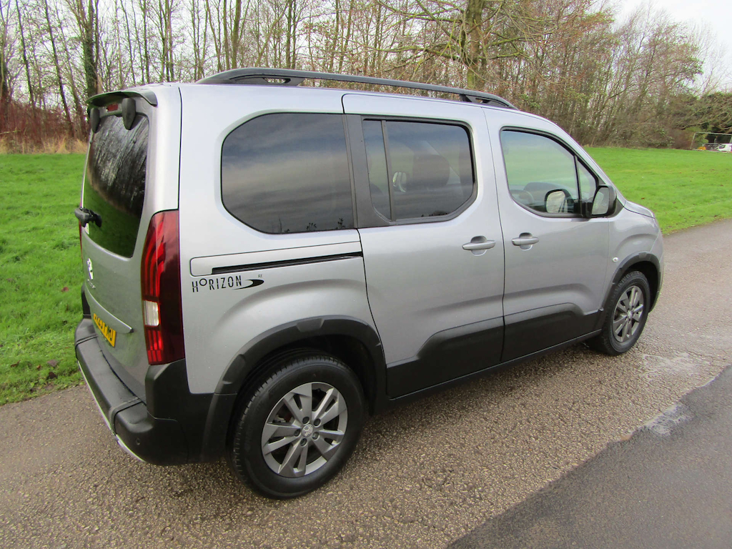 
								Peugeot Rifter full									