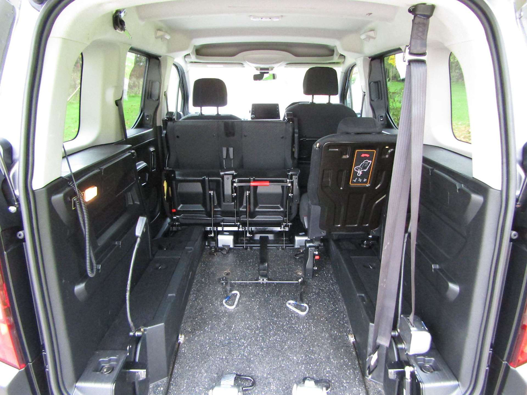
								Peugeot Rifter full									