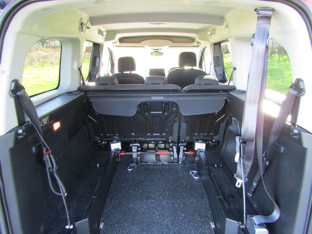 
								Peugeot Rifter full									