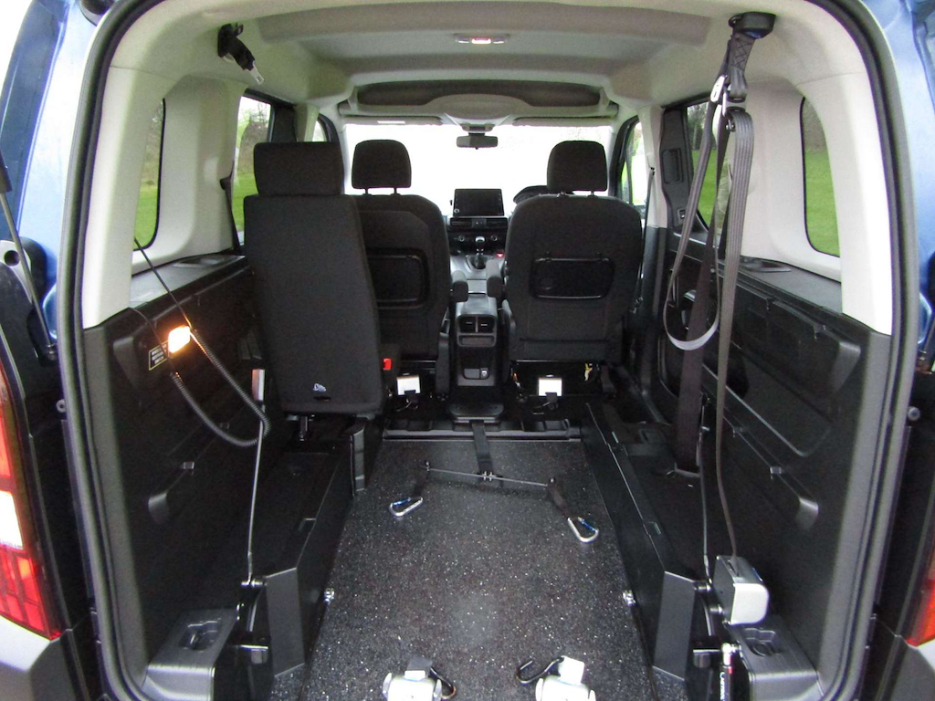 
								Peugeot Rifter full									
