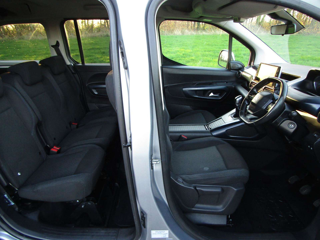 
								Peugeot Rifter full									