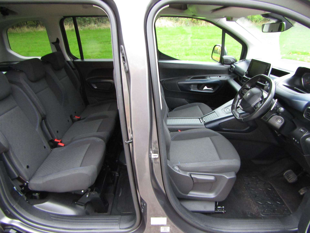 
								Peugeot Rifter full									