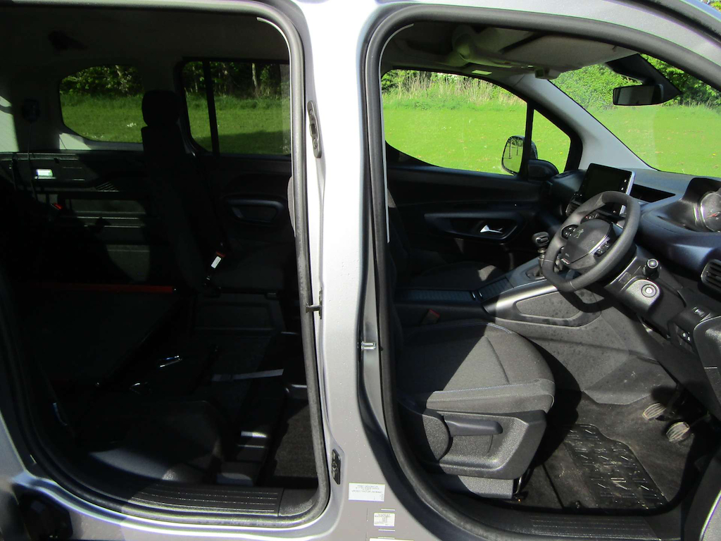 
								Peugeot Rifter full									