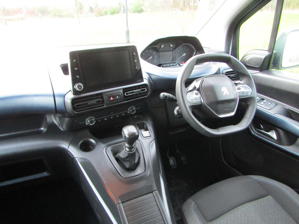 
								Peugeot Rifter full									