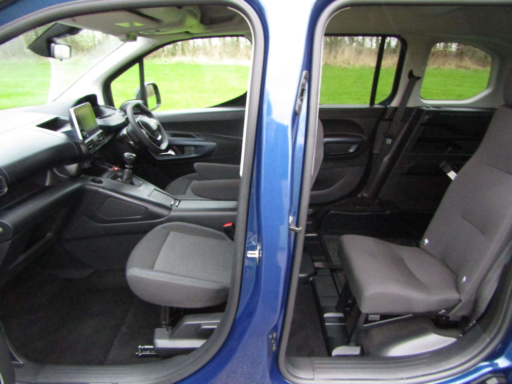 
								Peugeot Rifter full									