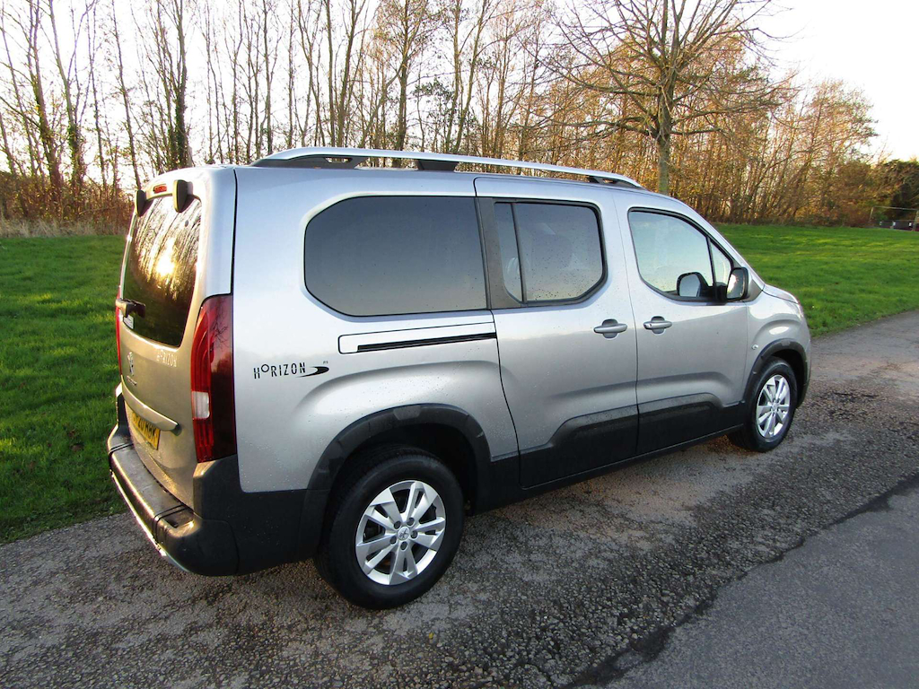 
								Peugeot Rifter full									