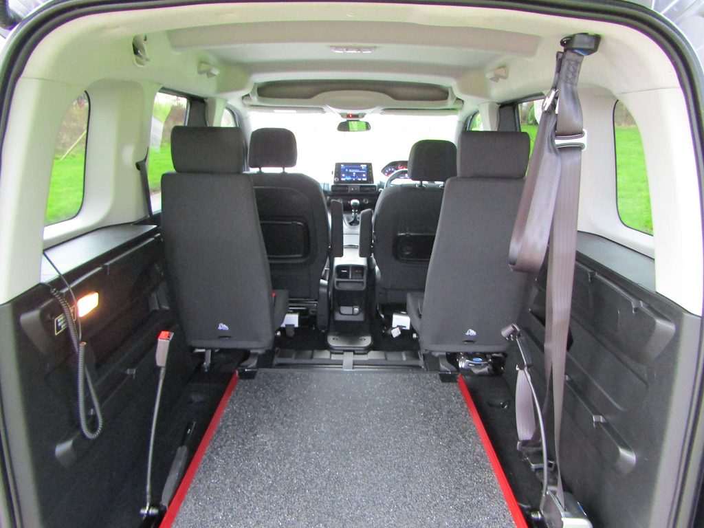 
								Peugeot Rifter full									
