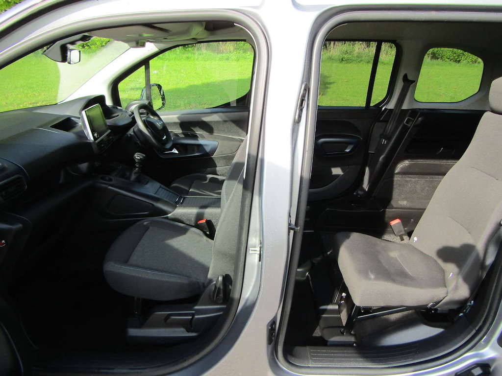 
								Peugeot Rifter full									