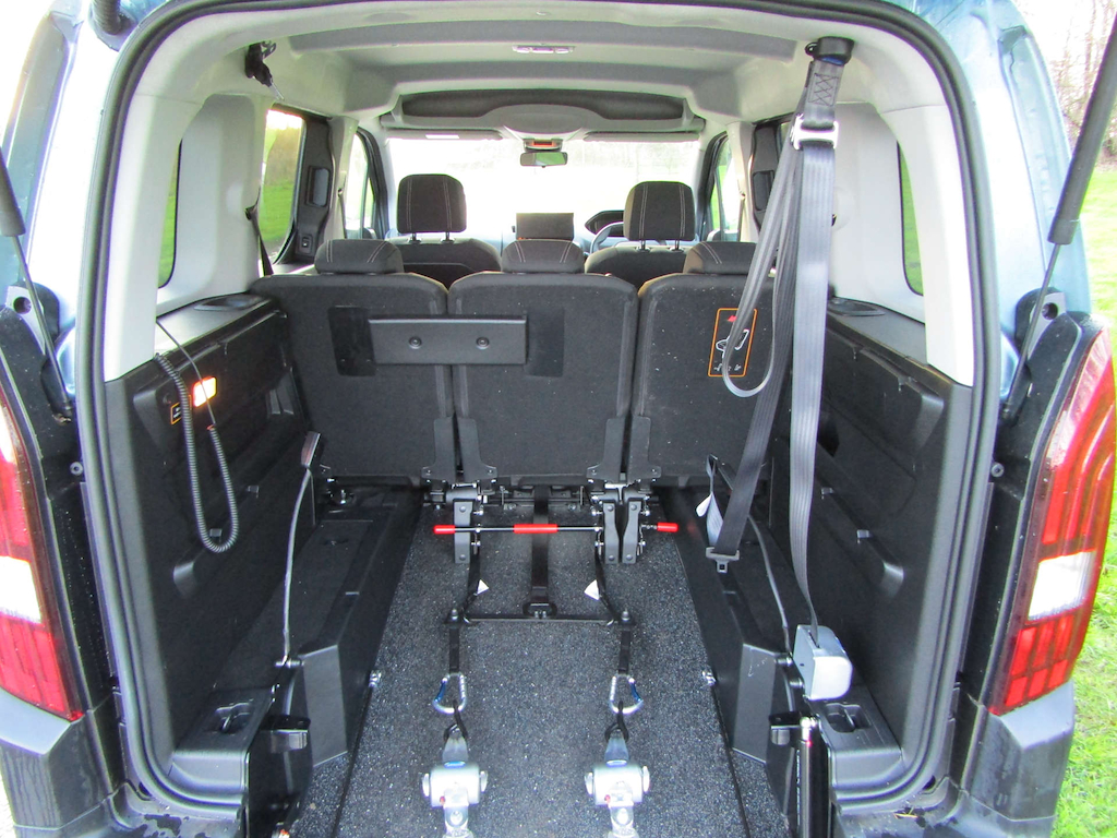 
								Peugeot Rifter full									