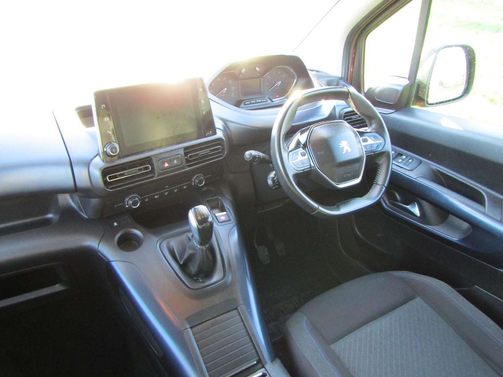 
								Peugeot Rifter full									