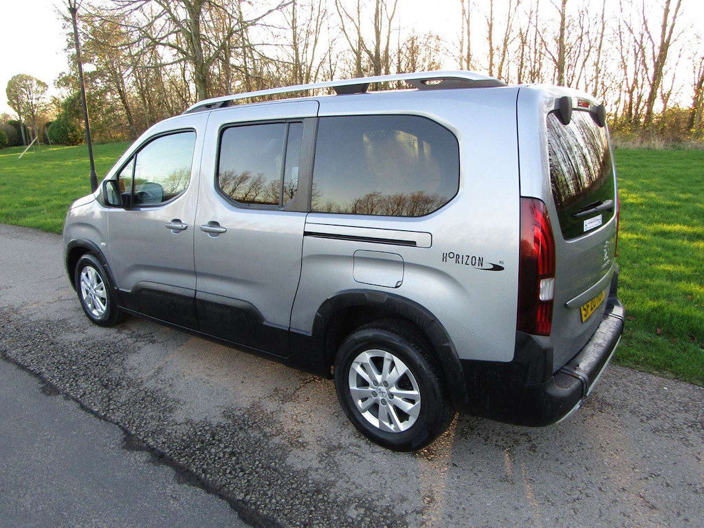 
								Peugeot Rifter full									