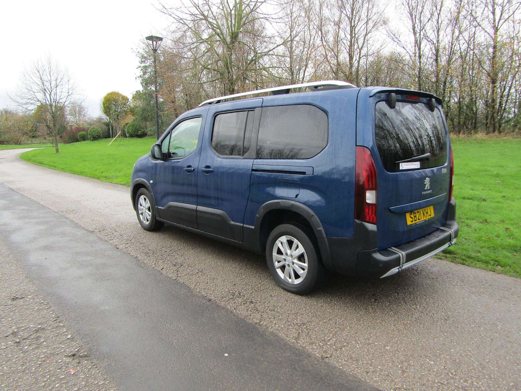 
								Peugeot Rifter full									
