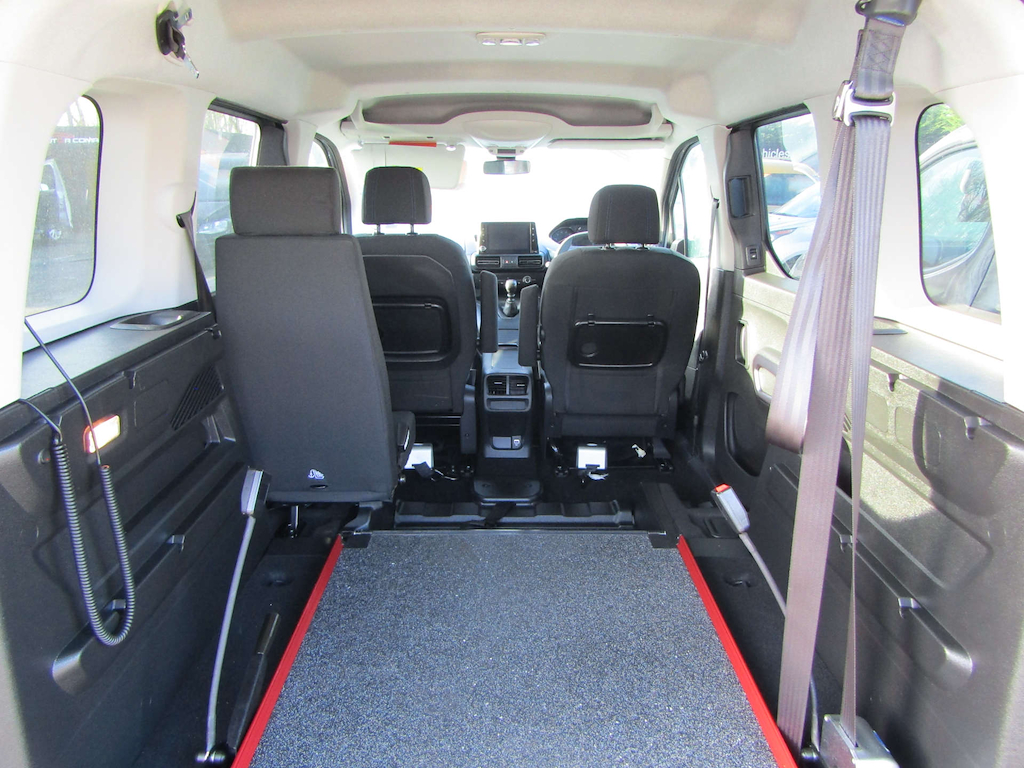 
								Peugeot Rifter full									