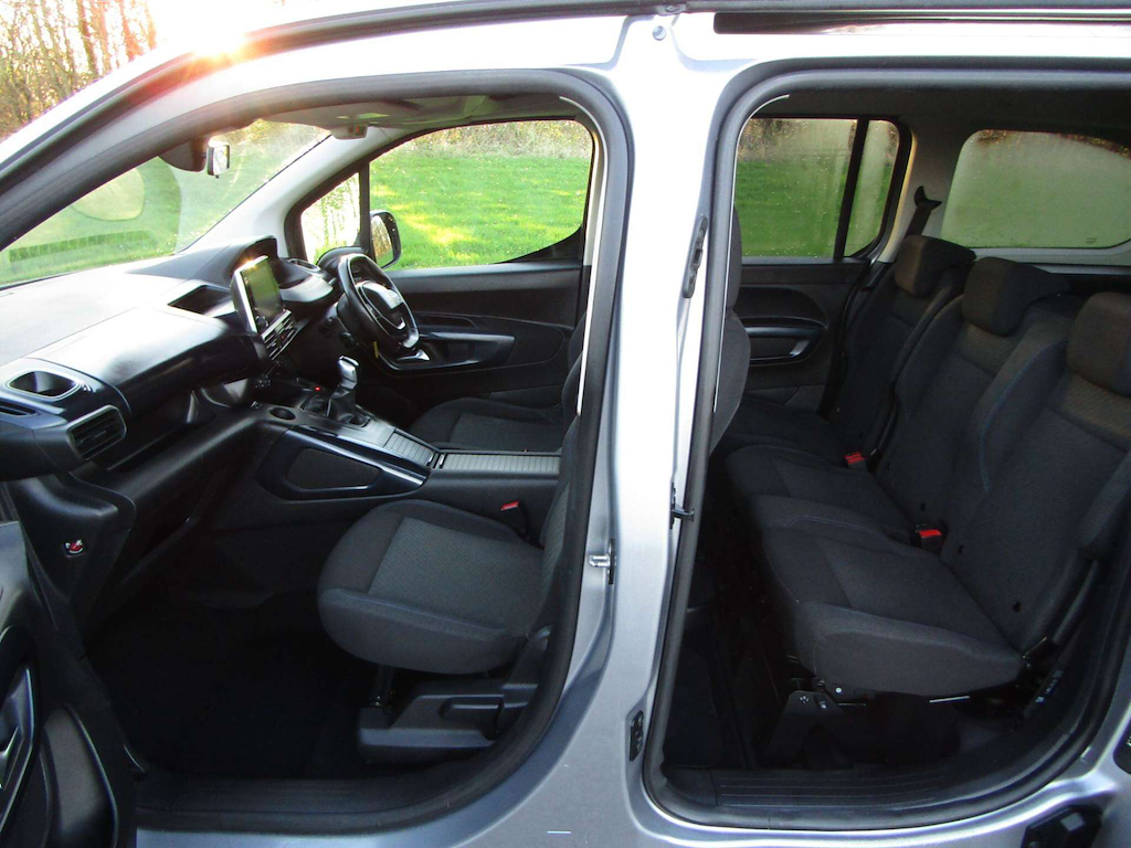 
								Peugeot Rifter full									