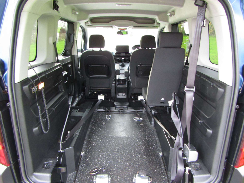 
								Peugeot Rifter full									