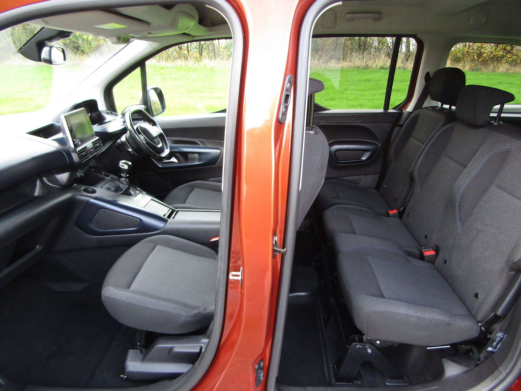 
								Peugeot Rifter full									