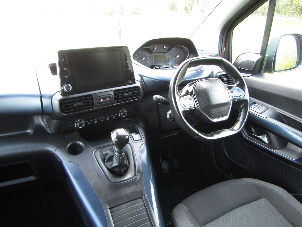 
								Peugeot Rifter full									