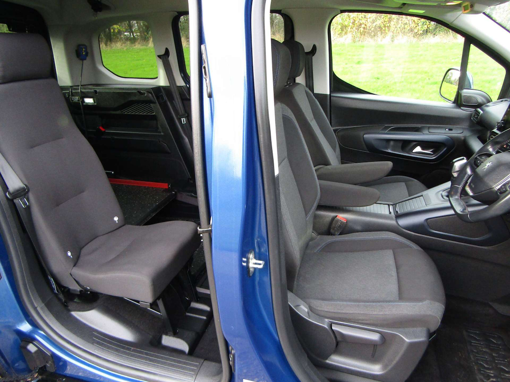 
								Peugeot Rifter full									