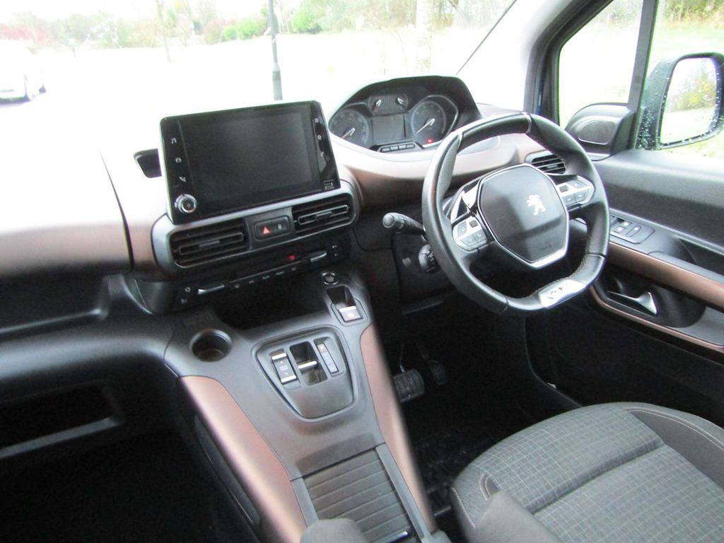 
								Peugeot Rifter full									