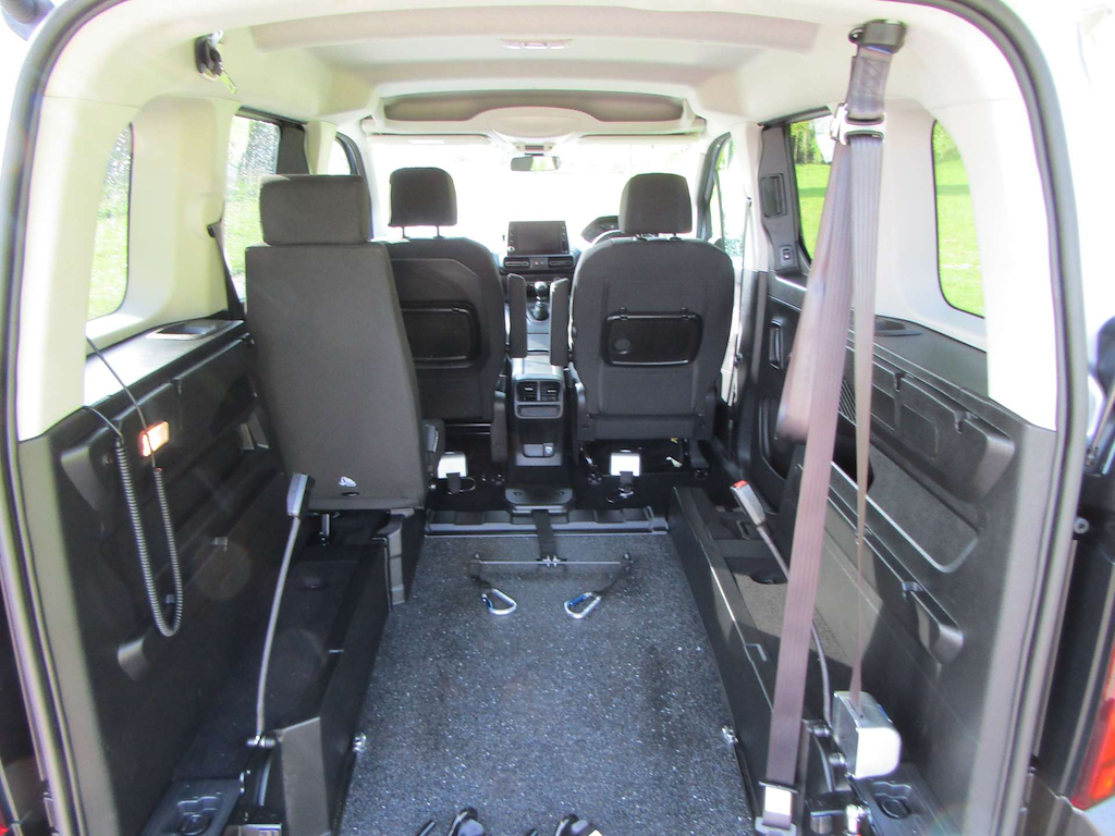
								Peugeot Rifter full									