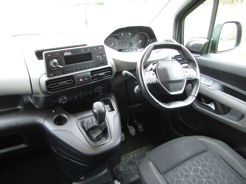 
								Peugeot Rifter full									