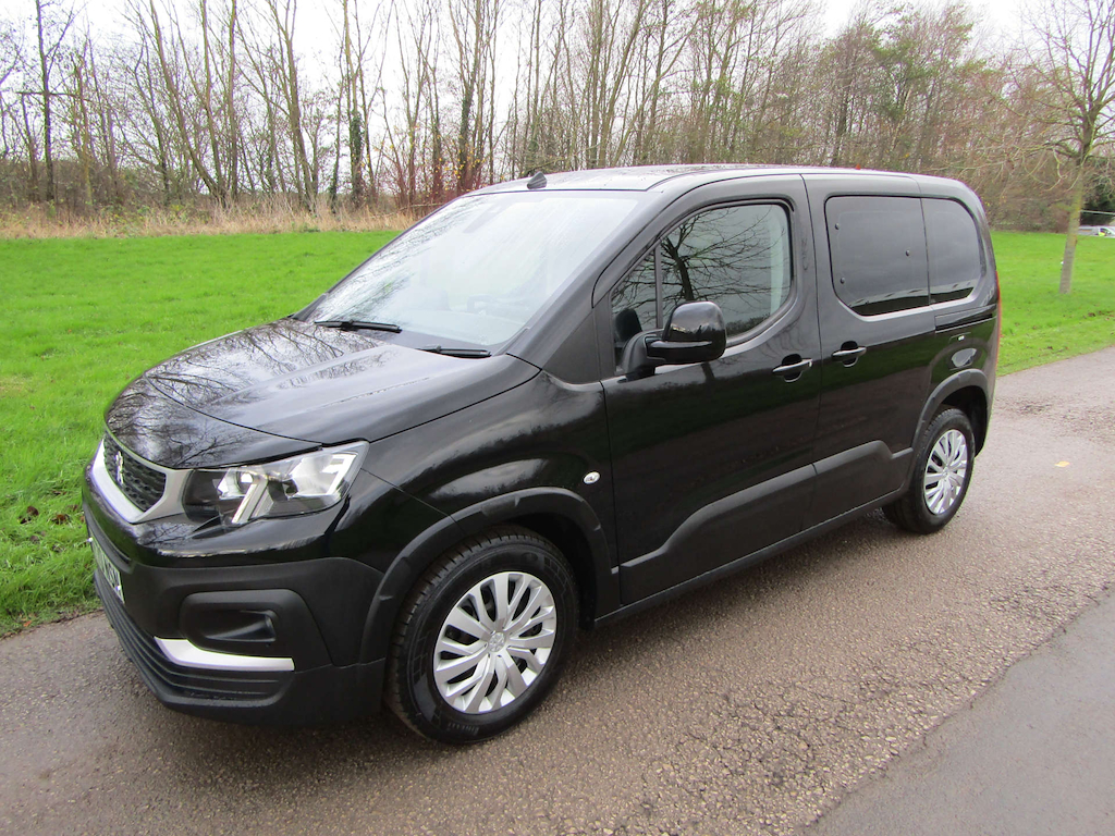 
								Peugeot Rifter full									
