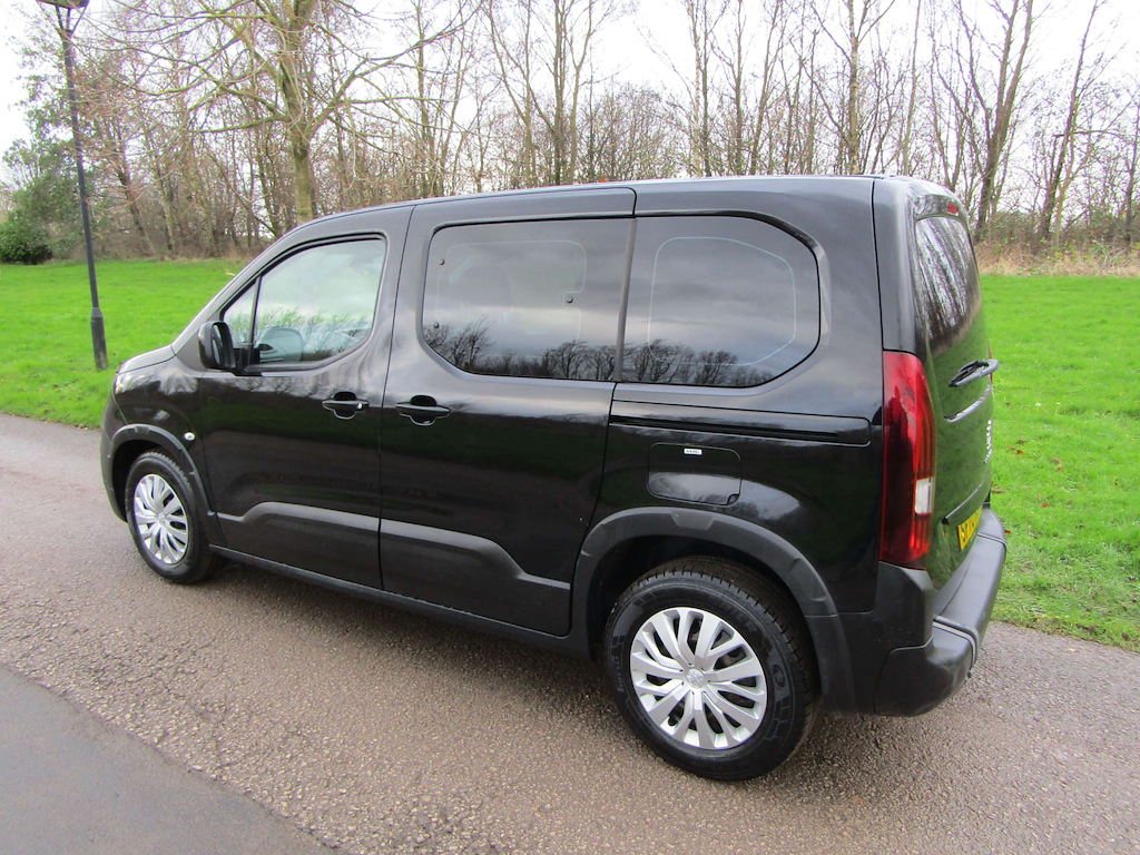 
								Peugeot Rifter full									