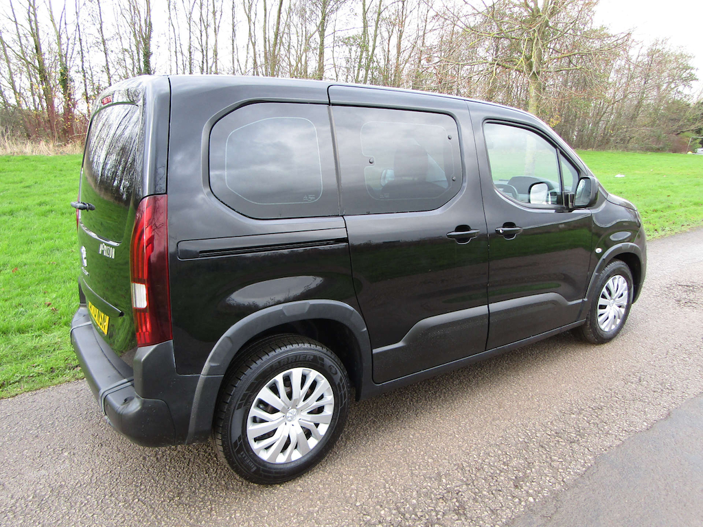 
								Peugeot Rifter full									