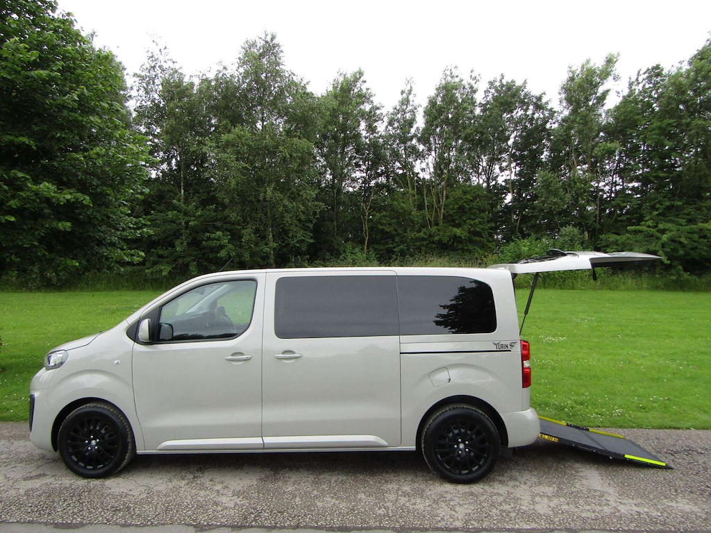 
								Peugeot Traveller full									