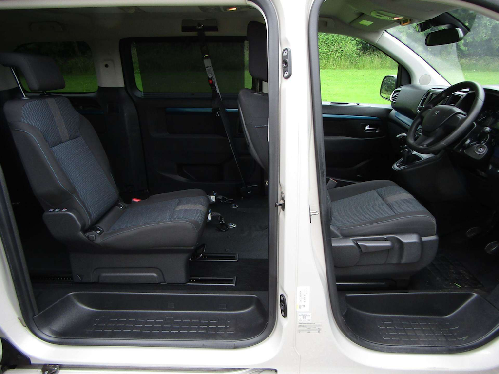 
								Peugeot Traveller full									